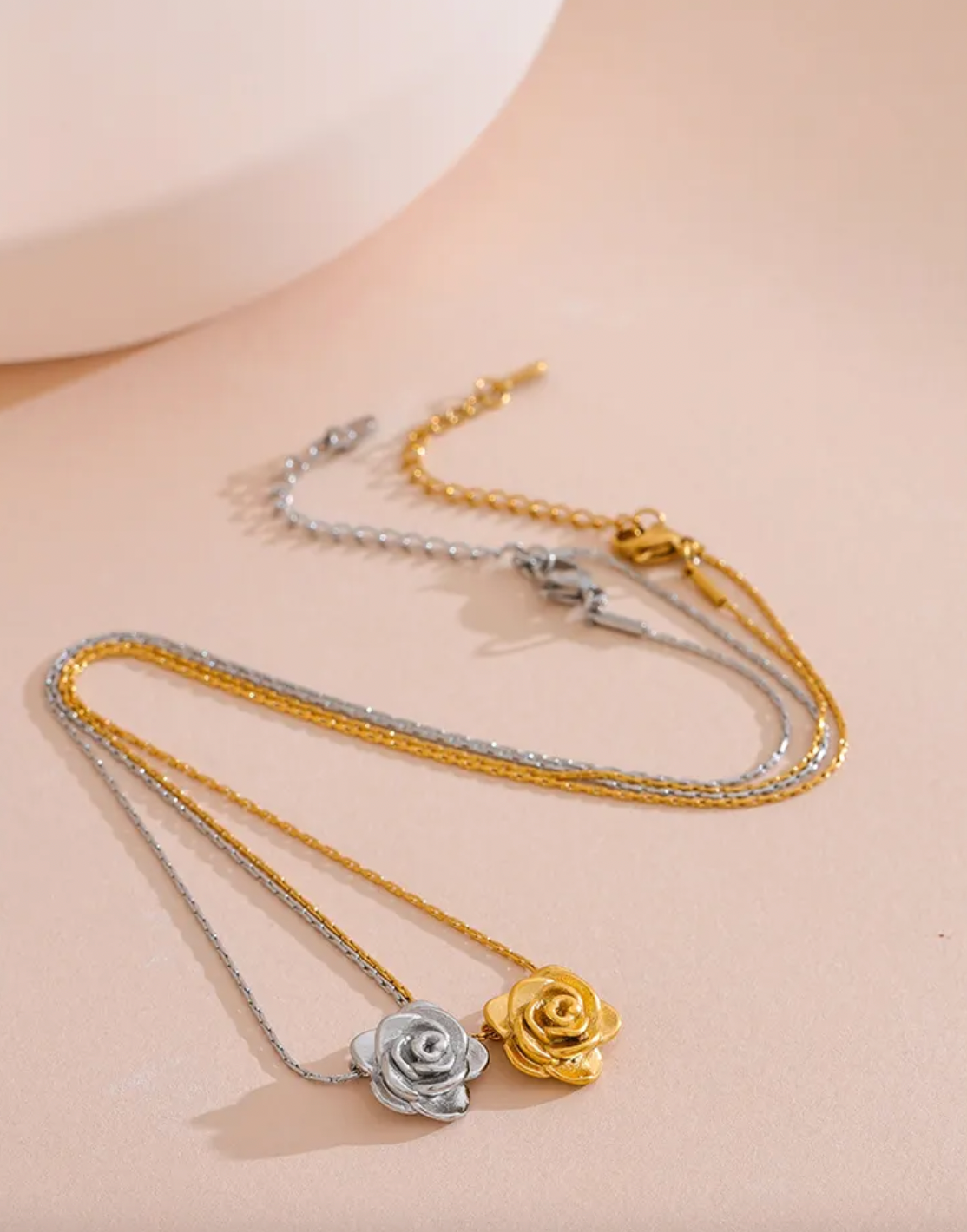 GOLD FLOWER PENDANT NECKLACE