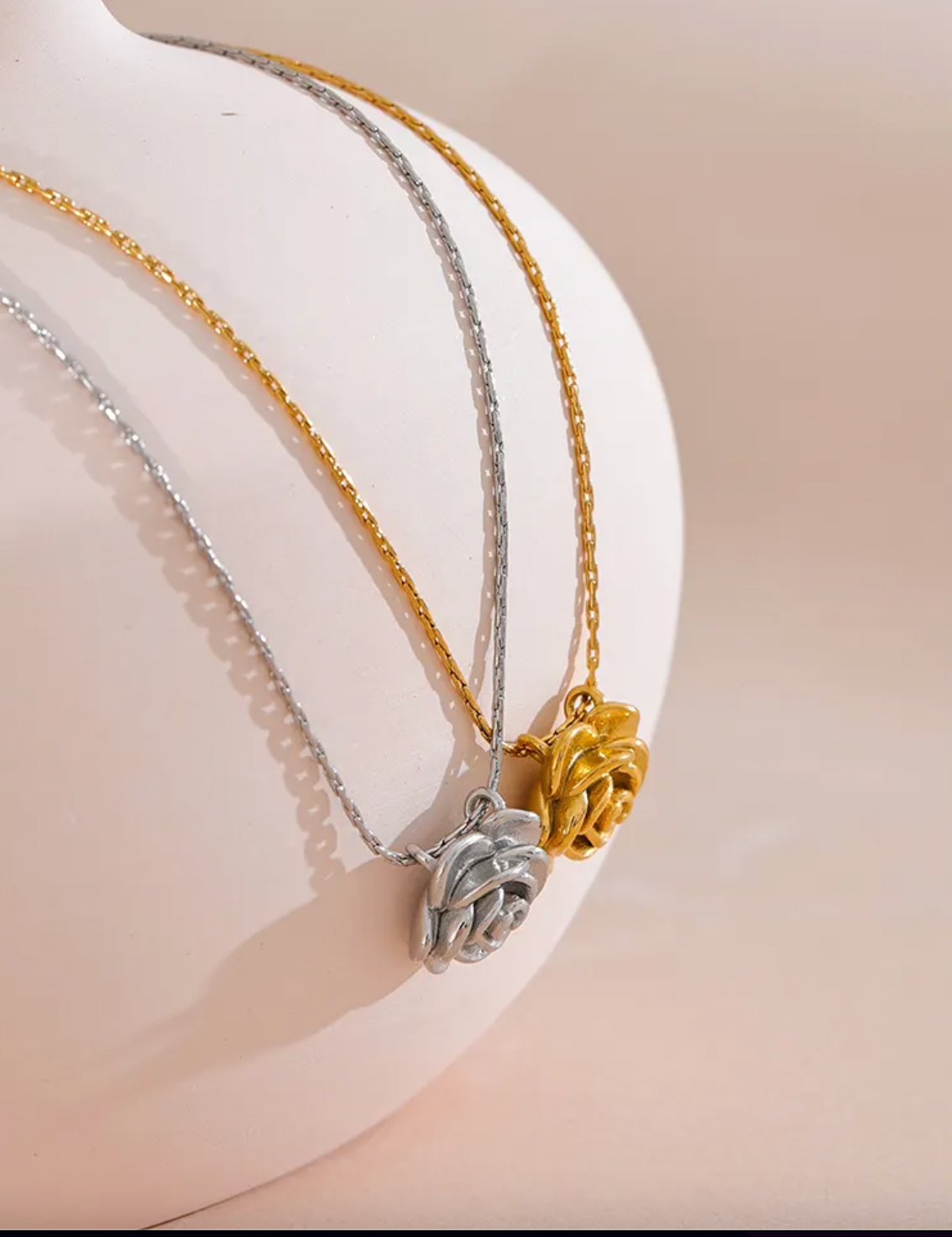 GOLD FLOWER PENDANT NECKLACE