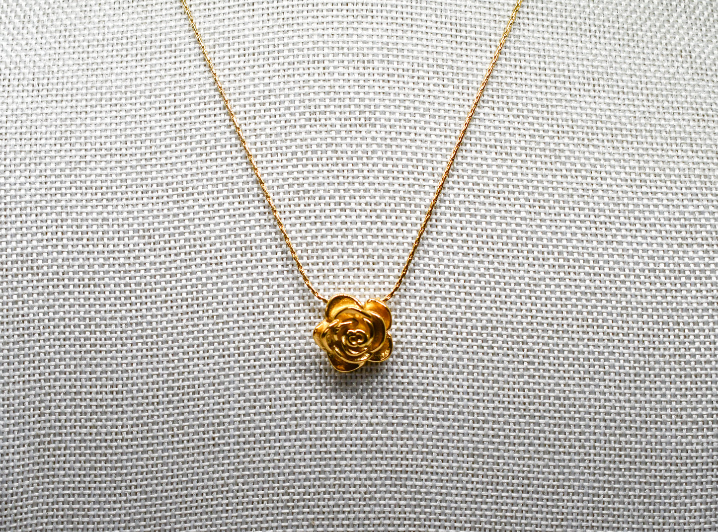 GOLD FLOWER PENDANT NECKLACE