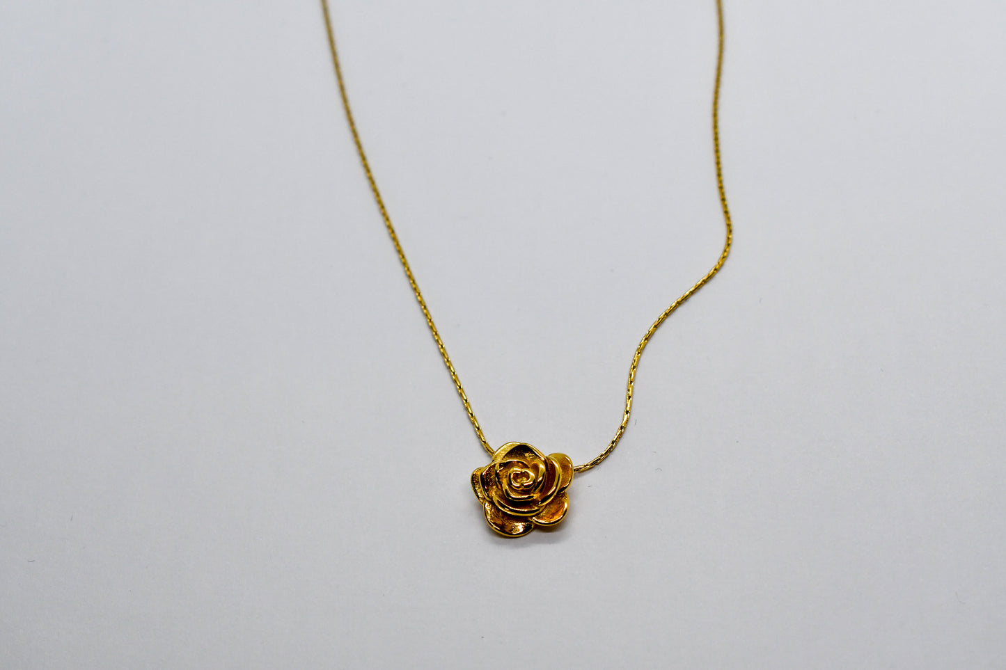 GOLD FLOWER PENDANT NECKLACE